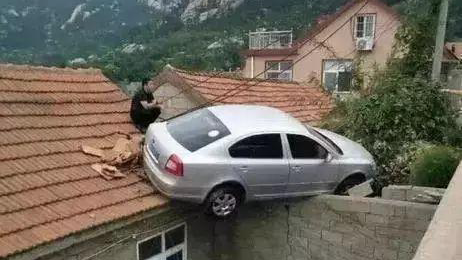 汽车逆行酿事故,画面不忍看!
